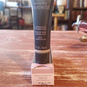 Beige C 120 (Cool) Luminous 3D Foundation  Normal to Dry Skin - TimeWise